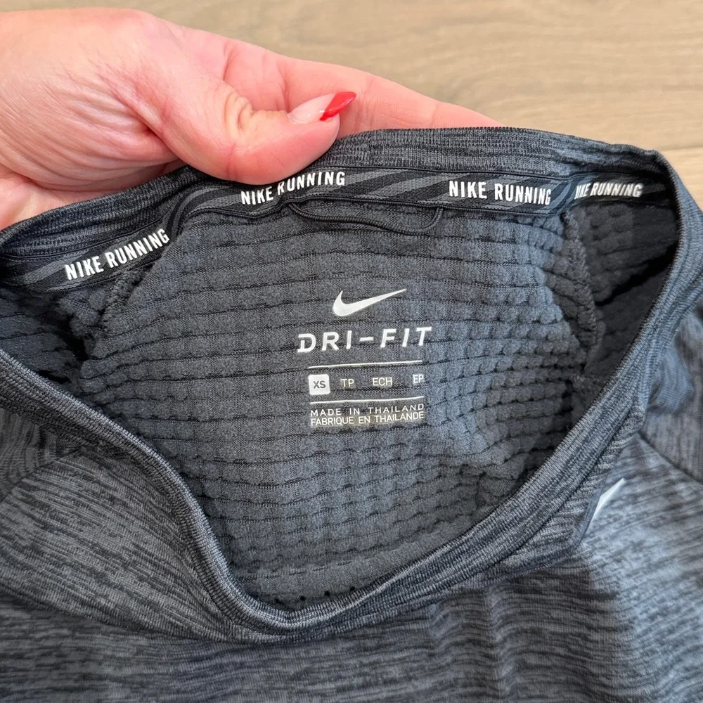 NIKE Gray Black Tech Fleece Waffle Knit Dri-Fit‎ Running Long Sleeve Top Size XS